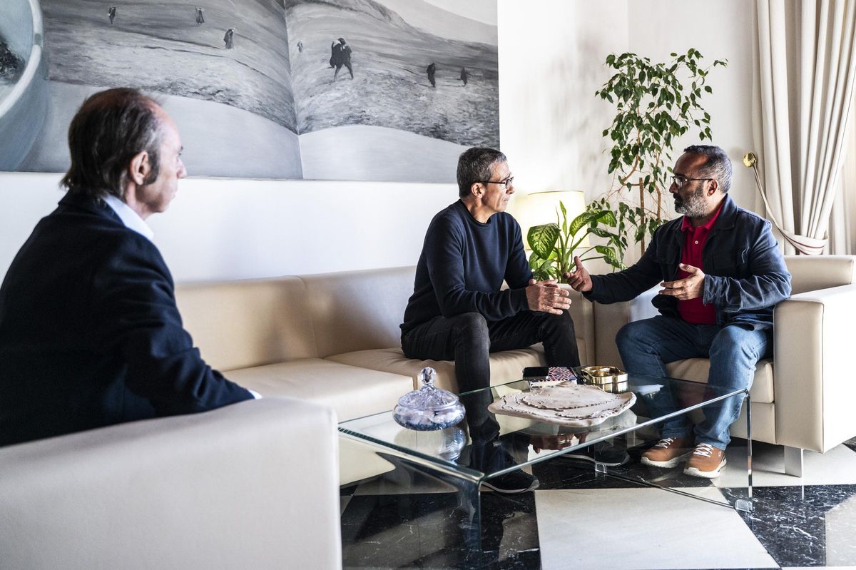 De izquierda a derecha: Fernando Ayala, jefe del Servicio de Memoria Histórica y Democrática; Alejandro Salade, presidente de la fundación Miguel de Molina y el presidente de la Diputación de Cáceres, Miguel Ángel Morales