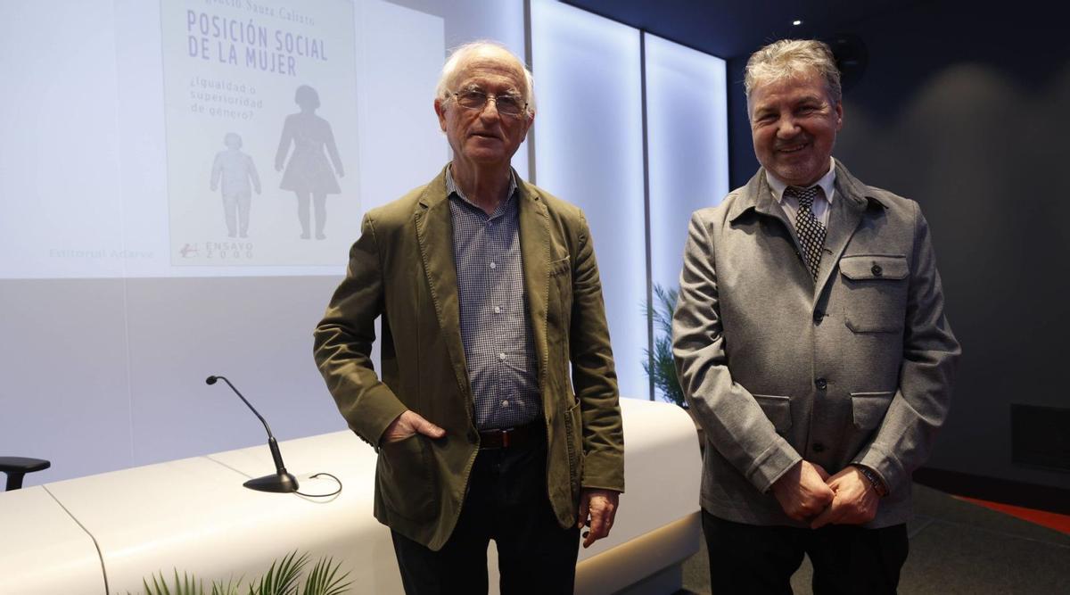 De izquierda a derecha, Fulgencio Saura Calixto y Miguel del Valle Soto, ayer, en el Club.    | LUISMA MURIAS