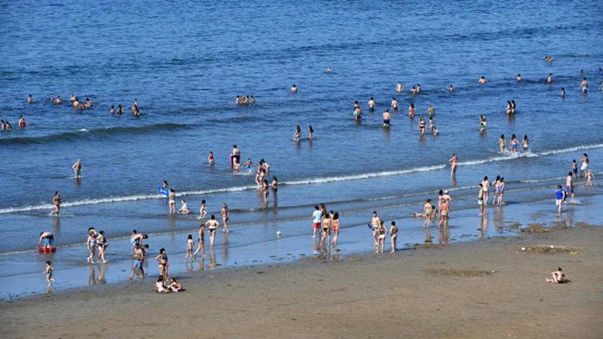 Bañistas este jueves en Bastiagueiro (Oleiros).