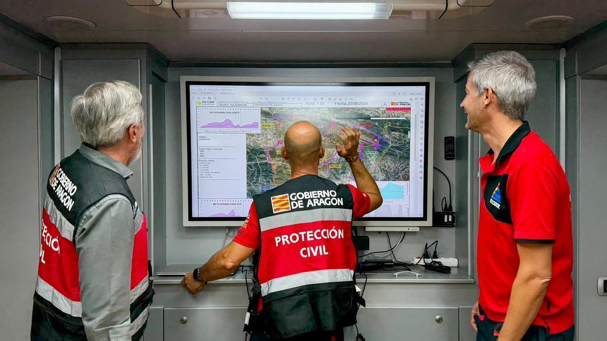Jorge Azcón en el Puesto de Mando Avanzado.