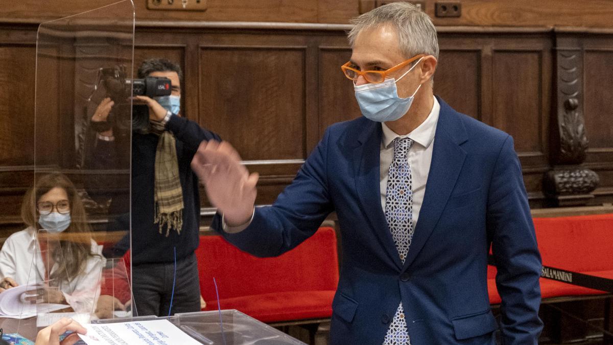 El recién elegido rector, ejerciendo su derecho al voto esta mañana en Salamanca.