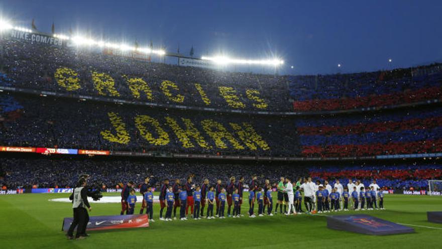 Emotivo minuto de silencio en memoria de Cruyff antes del Clásico