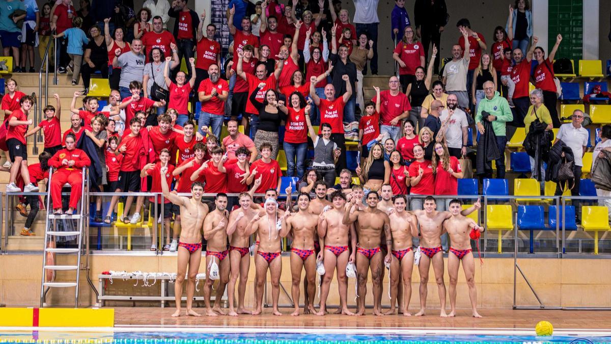 El CN Ciutat de Waterpolo celebra la victoria con su afición.