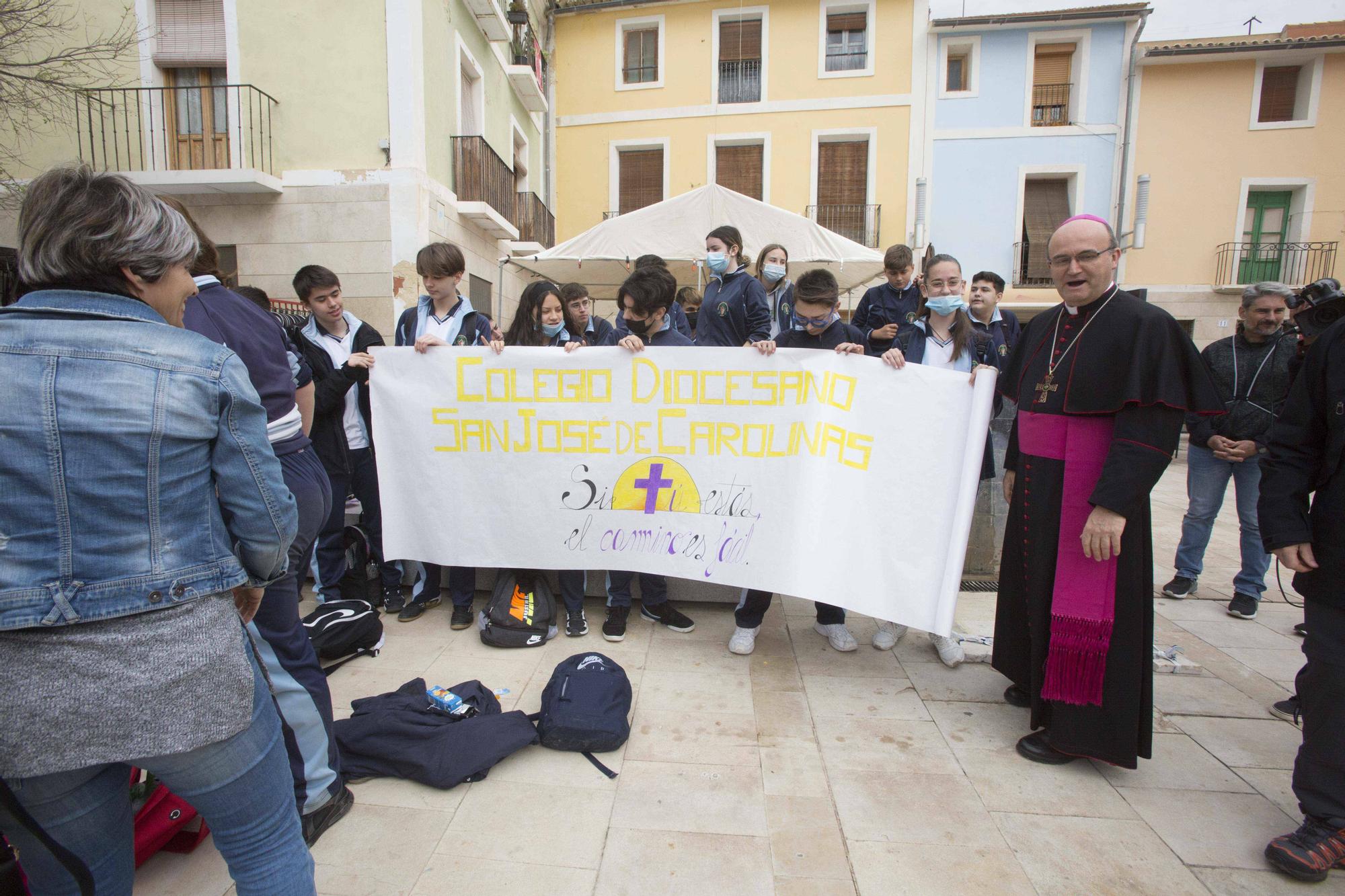 El obispo José Ignacio Munilla recibe a los niños en la Peregrina Escolar de Santa Faz