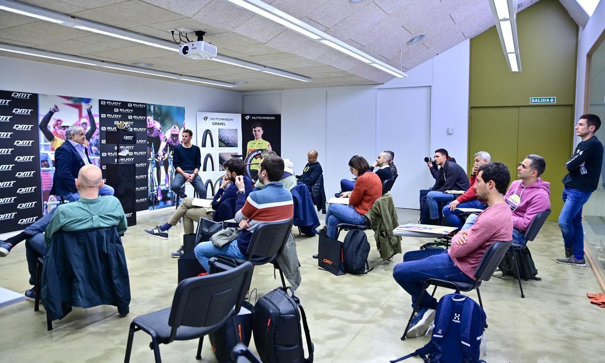 Manolo Saiz, con un grupo de periodistas, en Sant Fruitós de Bages