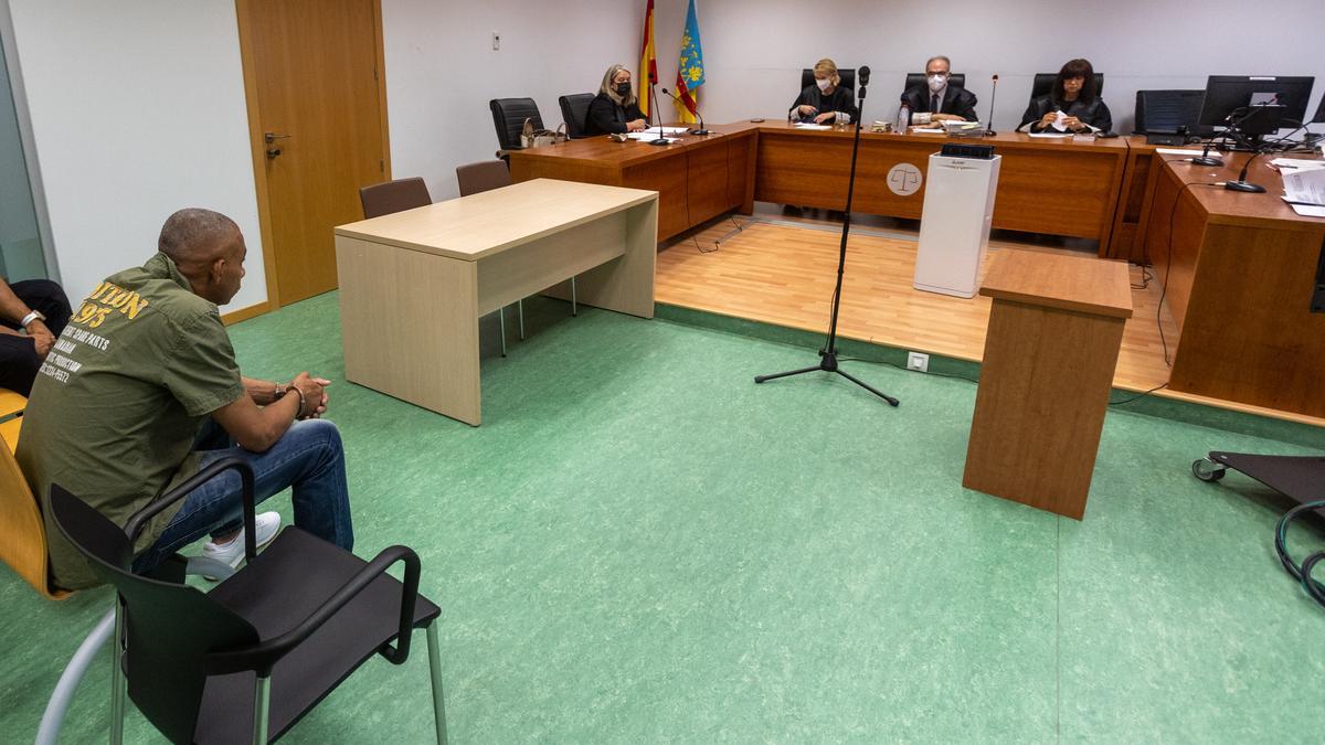 El acusado sentado en el banquillo el día que se celebró el juicio en la Audiencia.