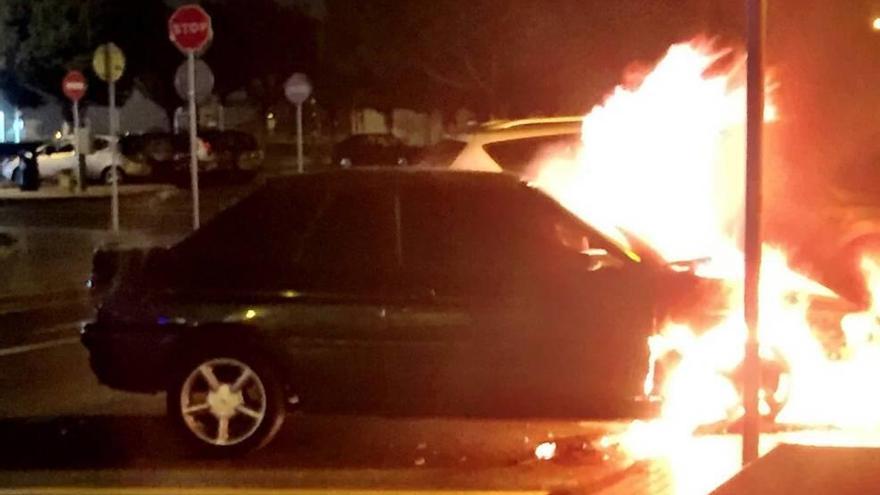 Arde un coche de madrugada en el puerto de Palma