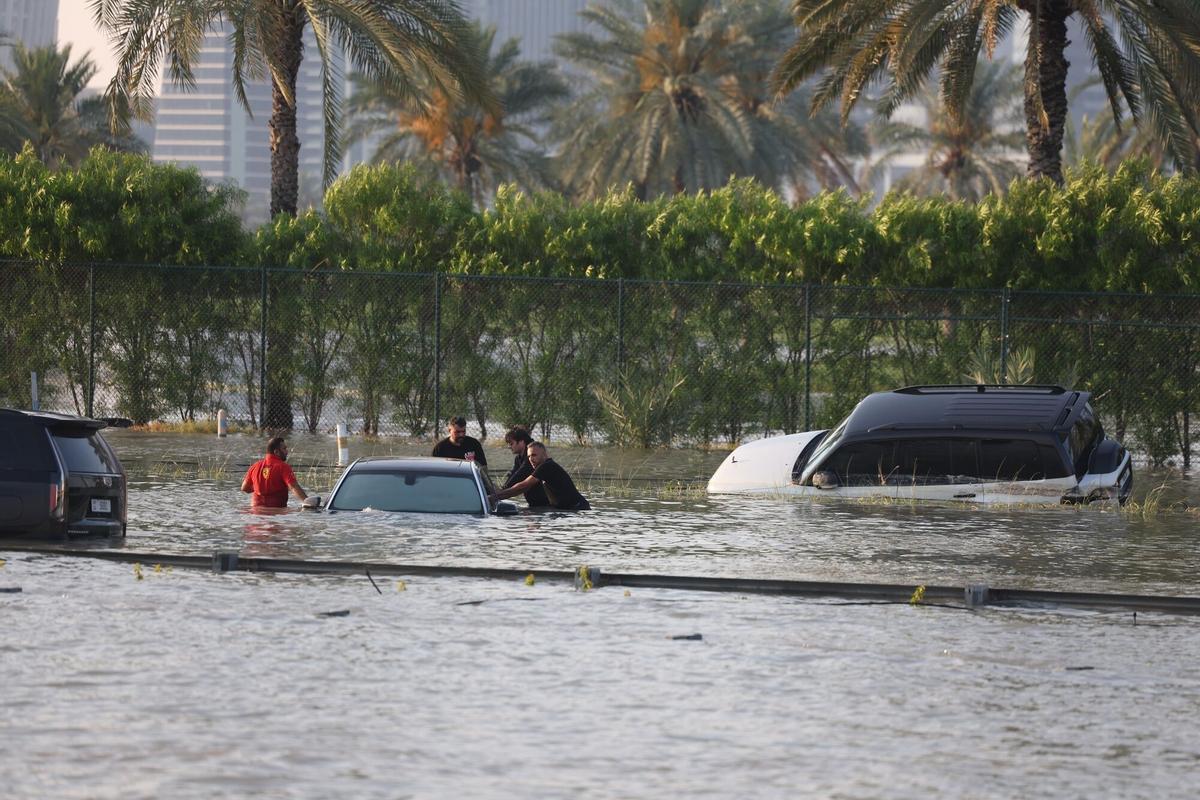 Las inundaciones en Dubai complican la ciudad y obligan a cerrar aeropuertos