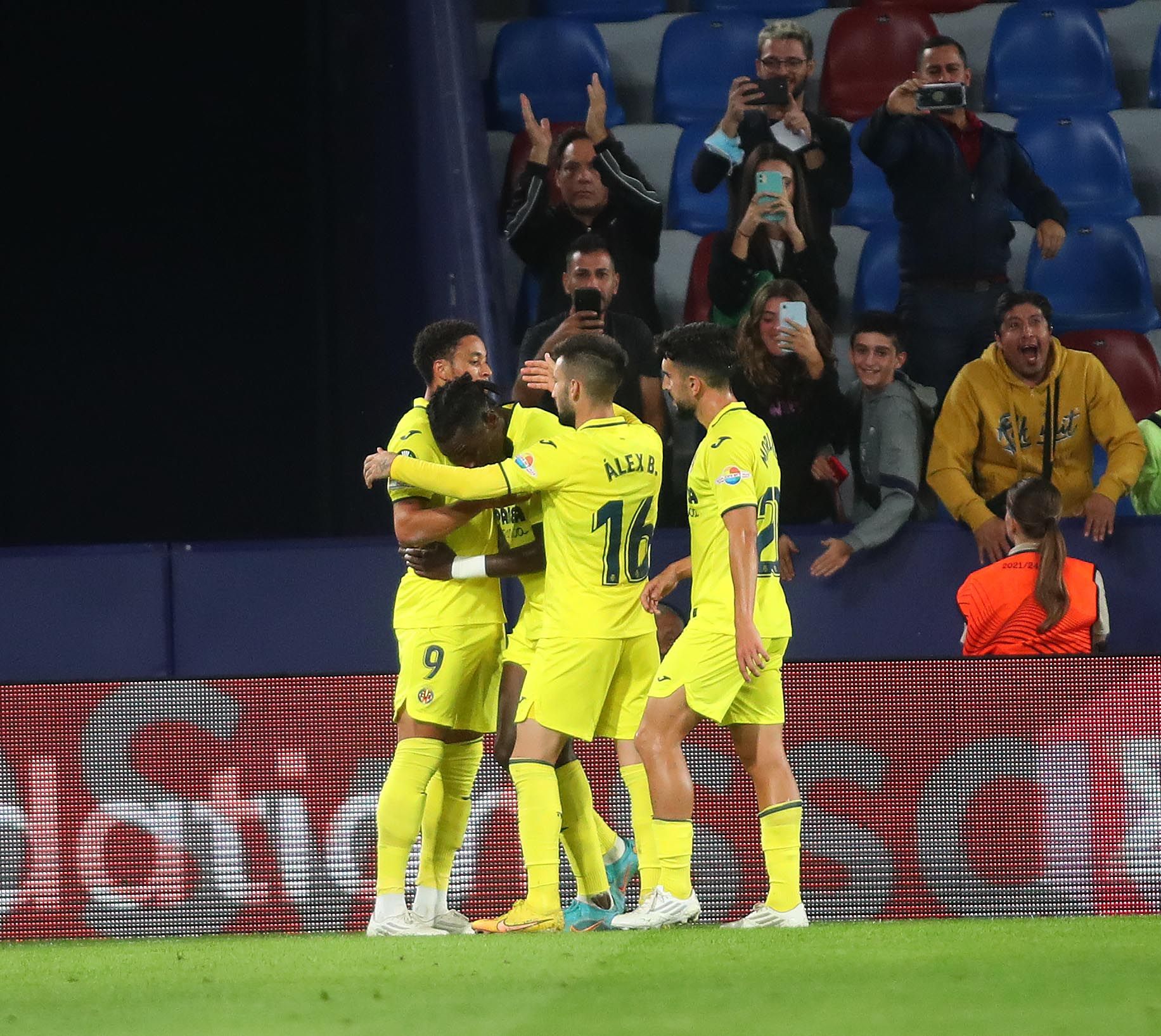 Los compañeros de Danjuma han ido a abrazar al neerlandés tras anotar el 2-0 para el Villarreal.