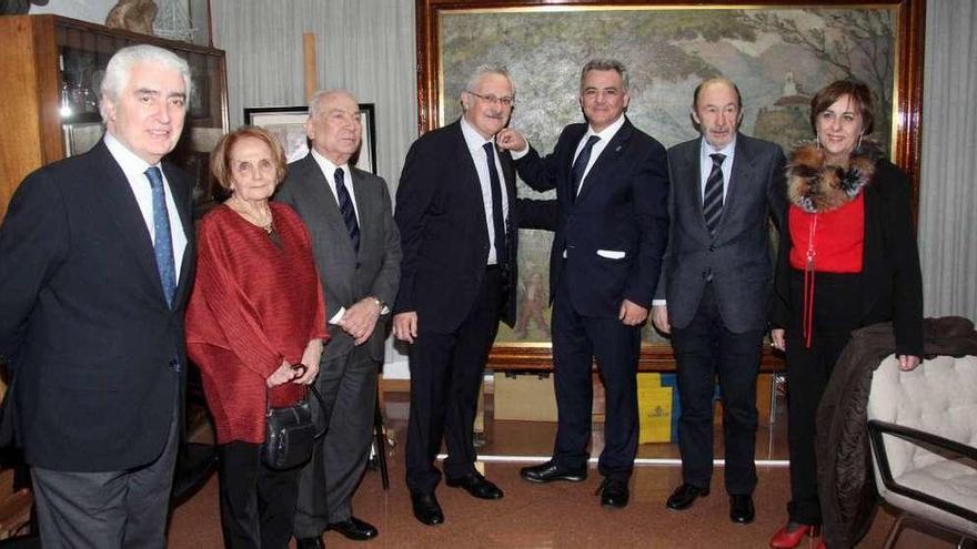 Por la izquierda, Gustavo Suárez Pertierra (presidente de Unicef), Paz Fernández Felgueroso (presidenta del Consejo de Comunidades Asturianas), Francisco Rodríguez (presidente de Reny Picot), Antonio Trevín, Valentín Martínez Oter (presidente del Centro Asturiano de Madrid), Alfredo Pérez Rubalcaba y Begoña Serrano (directora general de Cooperación del Principado).