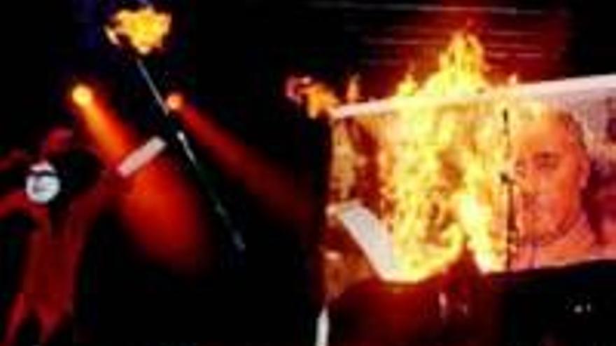 Un vídeo muestra la quema de una foto del Rey en Extremúsika