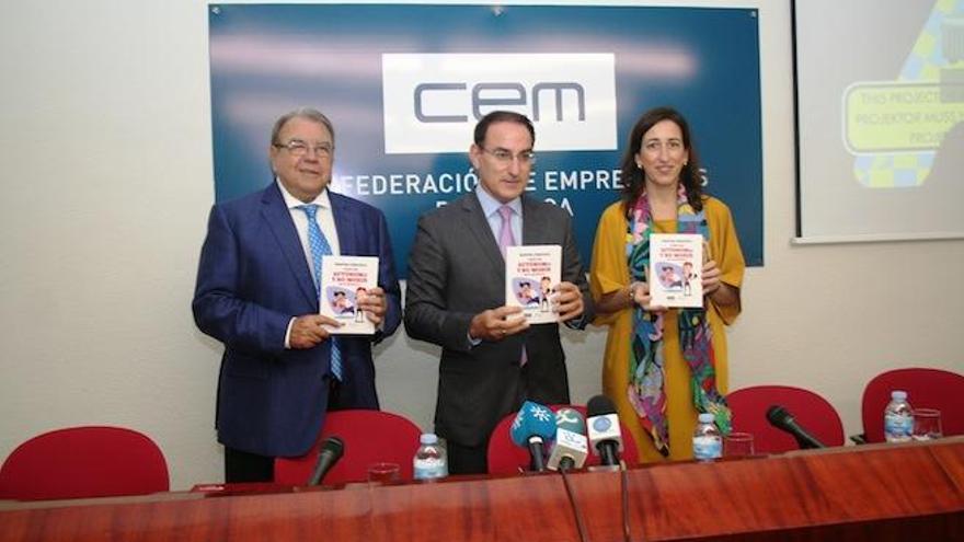 Jerónimo Pérez Casero, Javier González de Lara y Natalia Sánchez, ayer en la presentación.