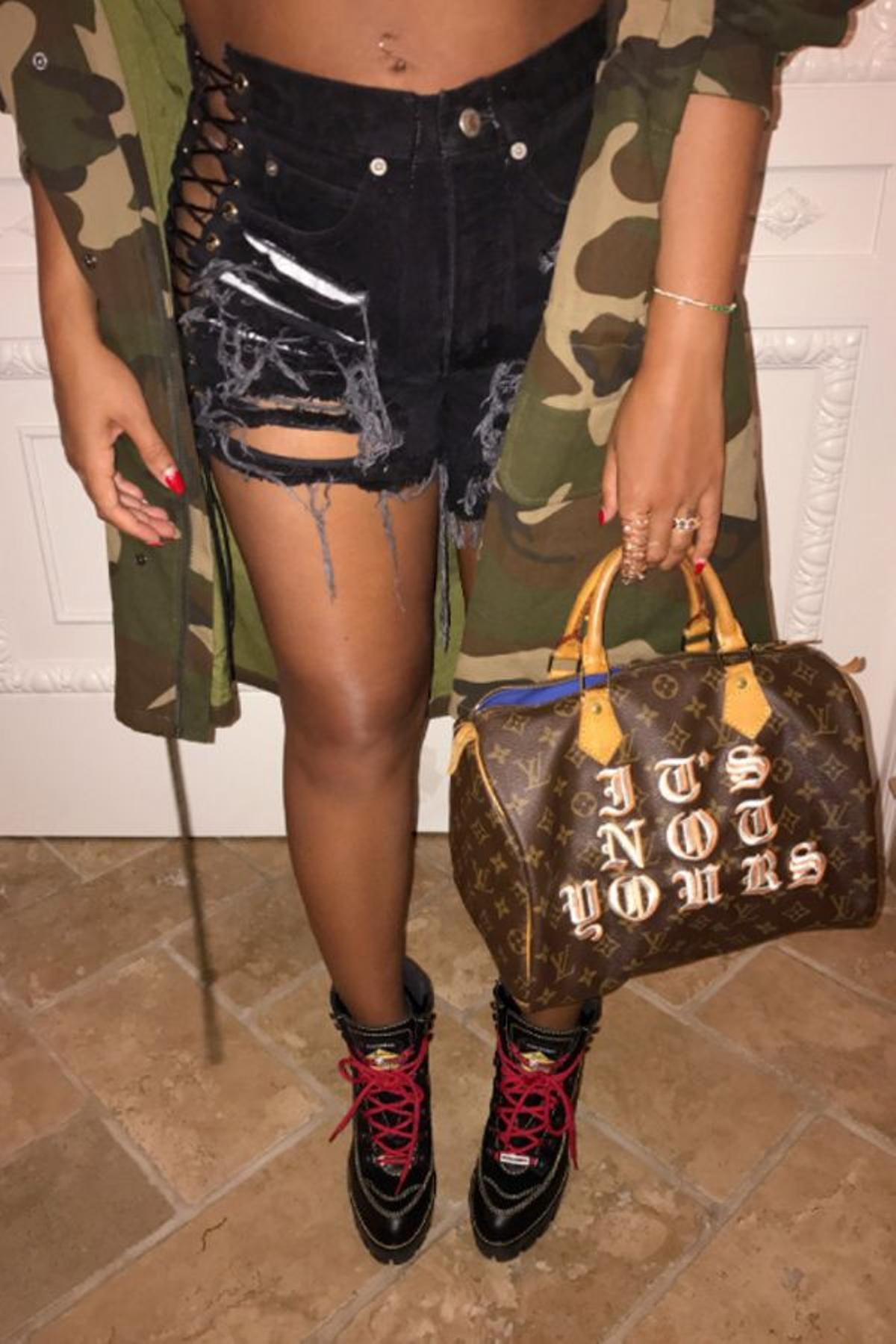 Shorts negros deshilachados y parka cargo de Beyoncé