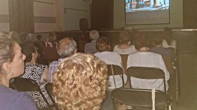 Los vecinos disfrutaron de la película con palomitas.