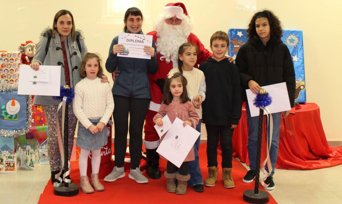 Entrega de los premios del concurso de postales navideñas en la biblioteca de Mallén. | SERVICIO ESPECIAL