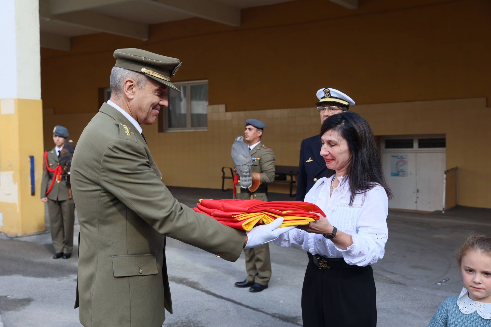 Escuelas Blancas. Acto de izado de la bandera con asistencia del delegado de Defensa y representantes de la Guardia Civil, la Policía Nacional y la Municipal, entre otros