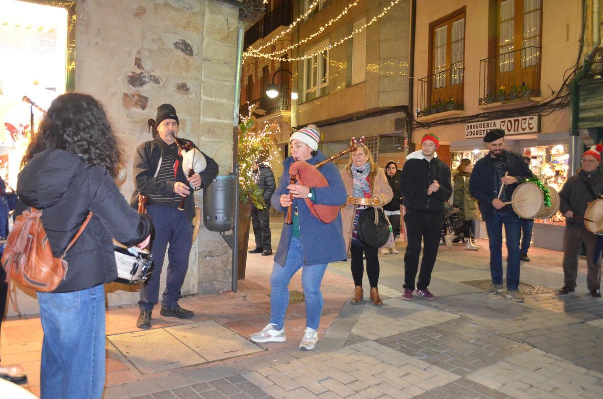 El pasacalles de folclore en Benavente, en imágenes