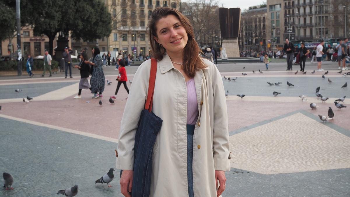 Evelina Melnikova, en la plaza de Catalunya de Barcelona el pasado lunes 13 de marzo, un año después de su llegada a la ciudad procedente de Ucrania.