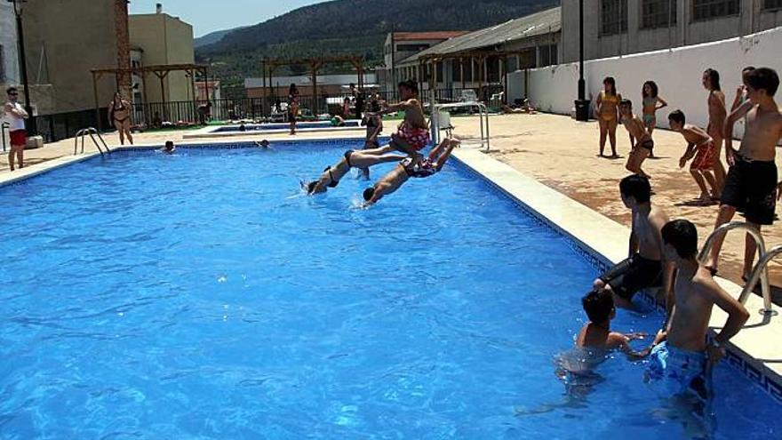Unos jóvenes lanzándose al agua de la piscina de Batoy en el día del estreno.