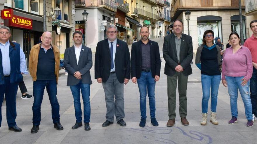 Nou dels deu candidats a les municipals de Manresa, reunits en una mateixa foto