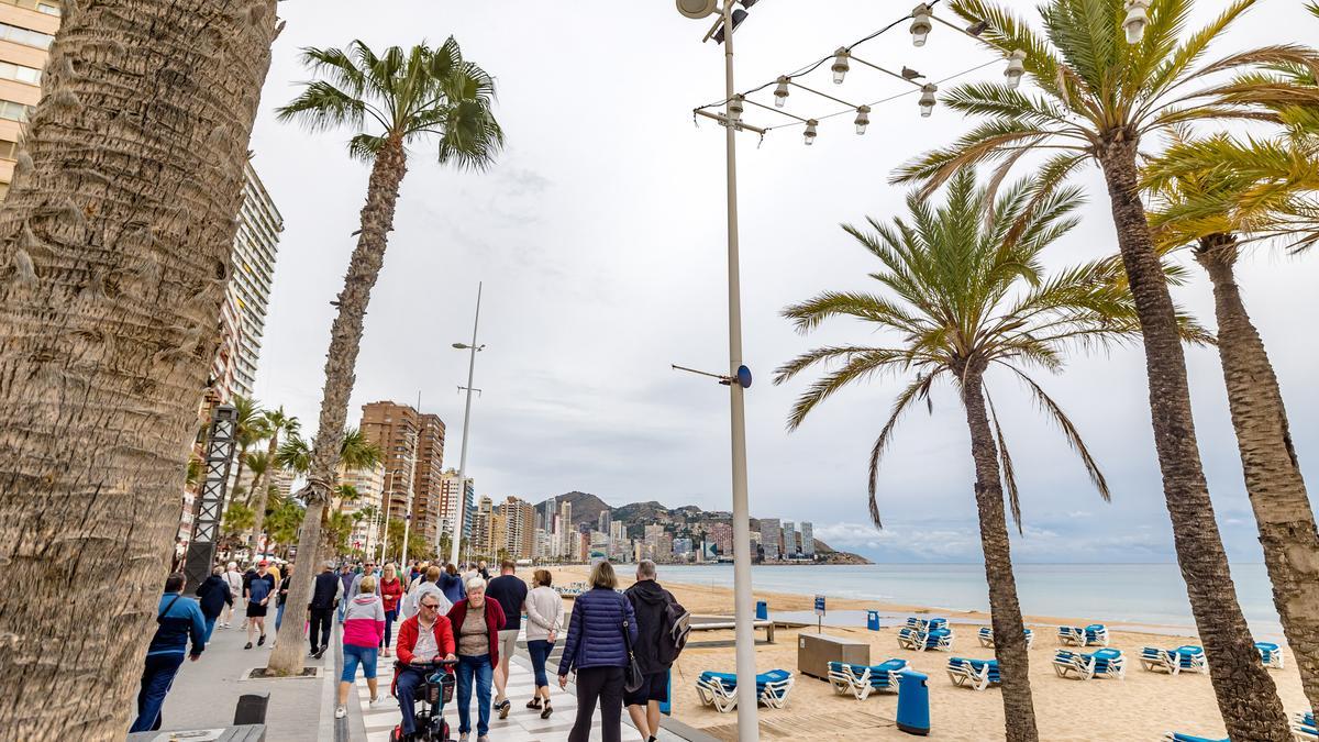 Benidorm retira las primeras piezas de la catenaria de Levante para renovar la instalación.