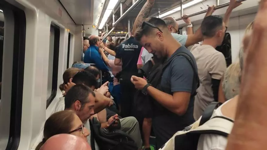 Nueva jornada de quejas de los usuarios por los retrasos y la falta de información en los trenes de Mallorca