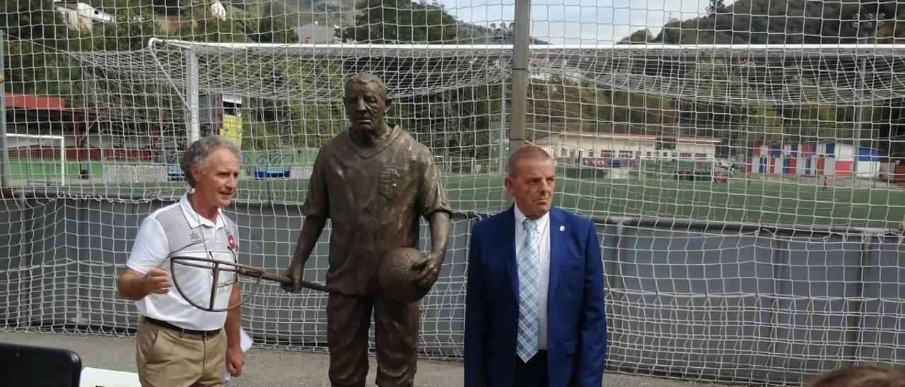 José Manuel Fernández, a la derecha, junto a su escultura, acompañado por el Vicepresidente del Club Deportivo Turón.