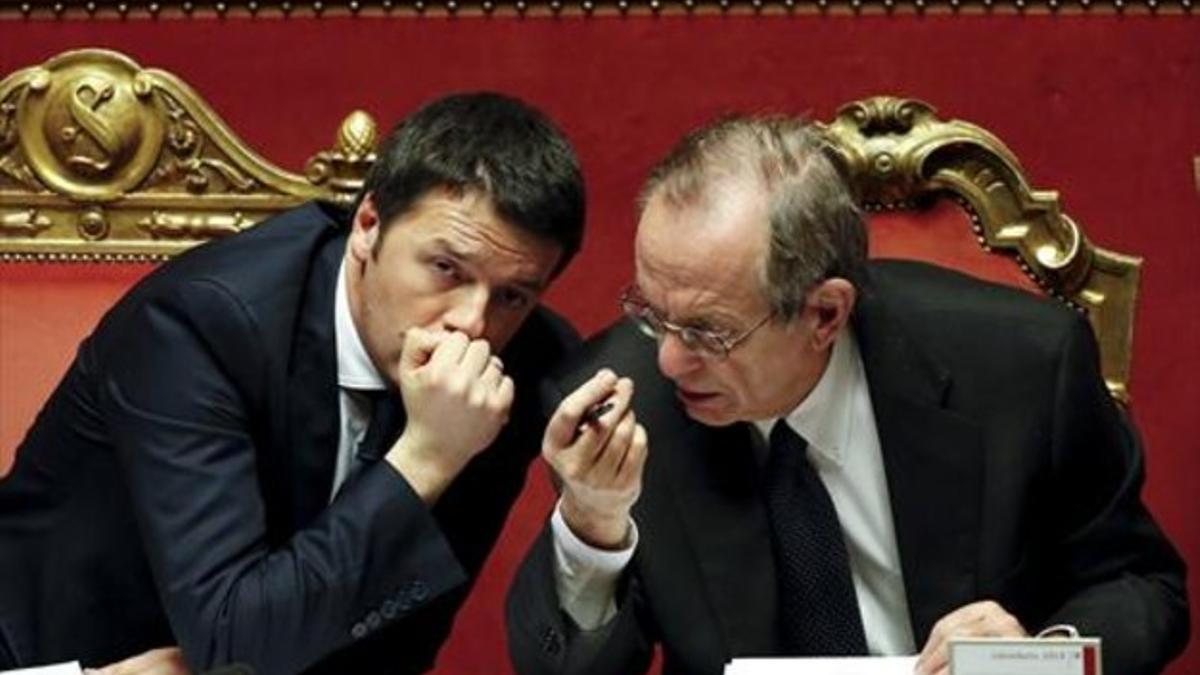 Reunión 8 El primer ministro italiano, Matteo Renzi (izquierda) y el ministro de Economía, Pier Carlo Padoan.