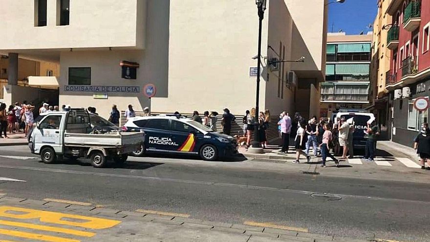 Cola de ciudadanos esperando su turno a pleno sol. | L.O.