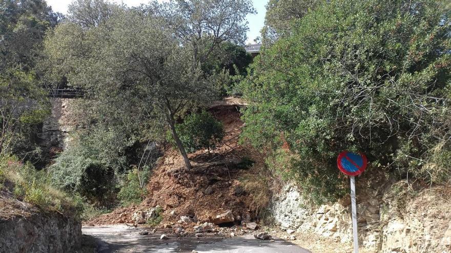 Begur actua per un despreniment en un mur d'una propietat privada a Sa Riera