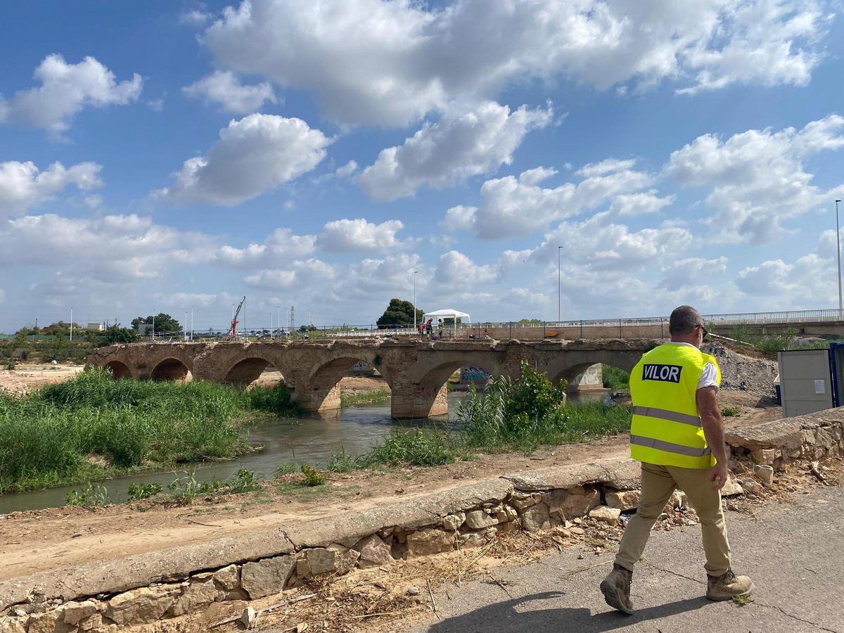 El 'Pont Vell' de Riba-roja en obras de reconstrucción tras la dana.