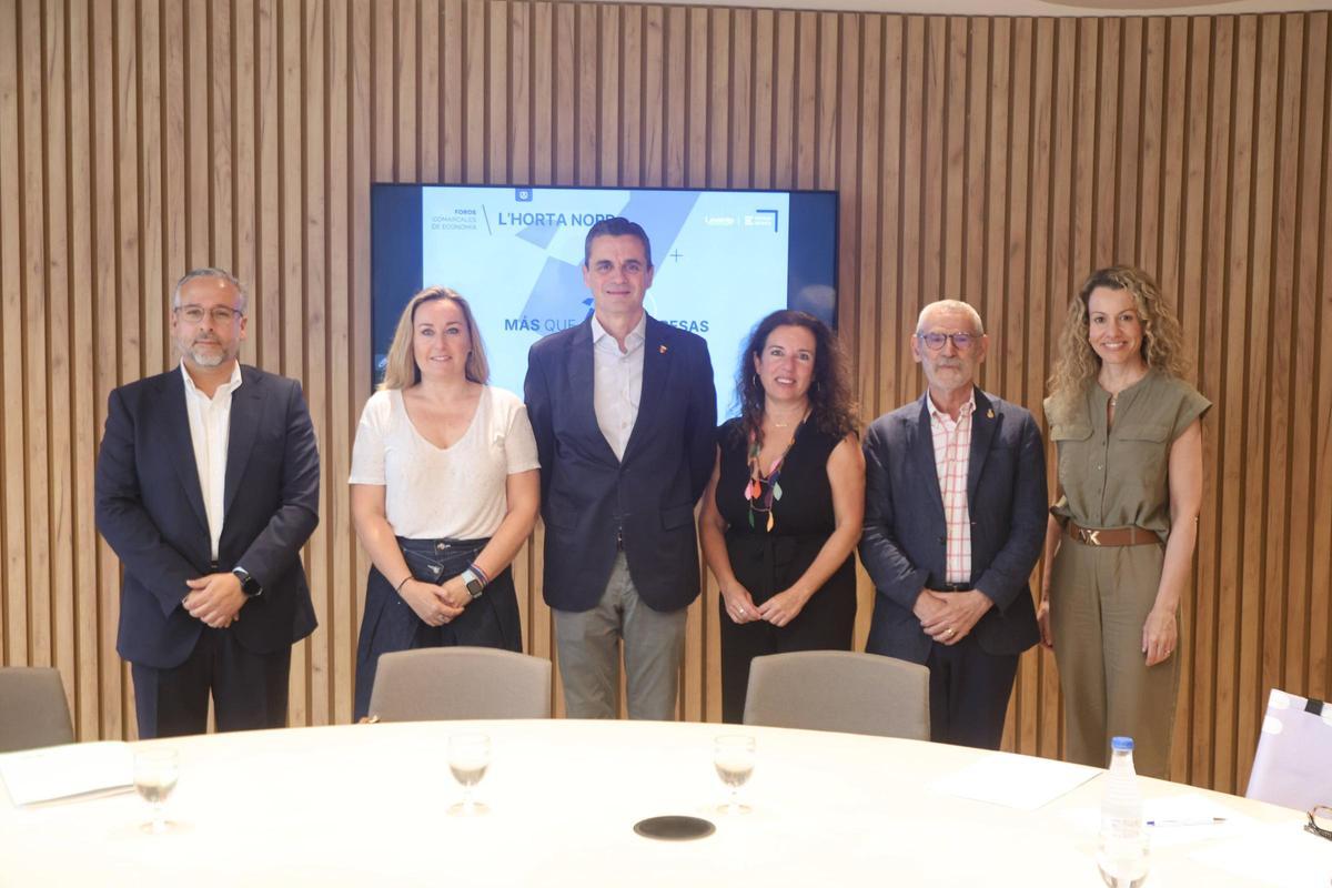 Fran Machado, Patricia Muñoz, Julio Delgado, Manuela Pedraz, Miguel Chavarría y Silvia Tomás durante el foro ‘Más que Empresas’ en l’Horta Nord.