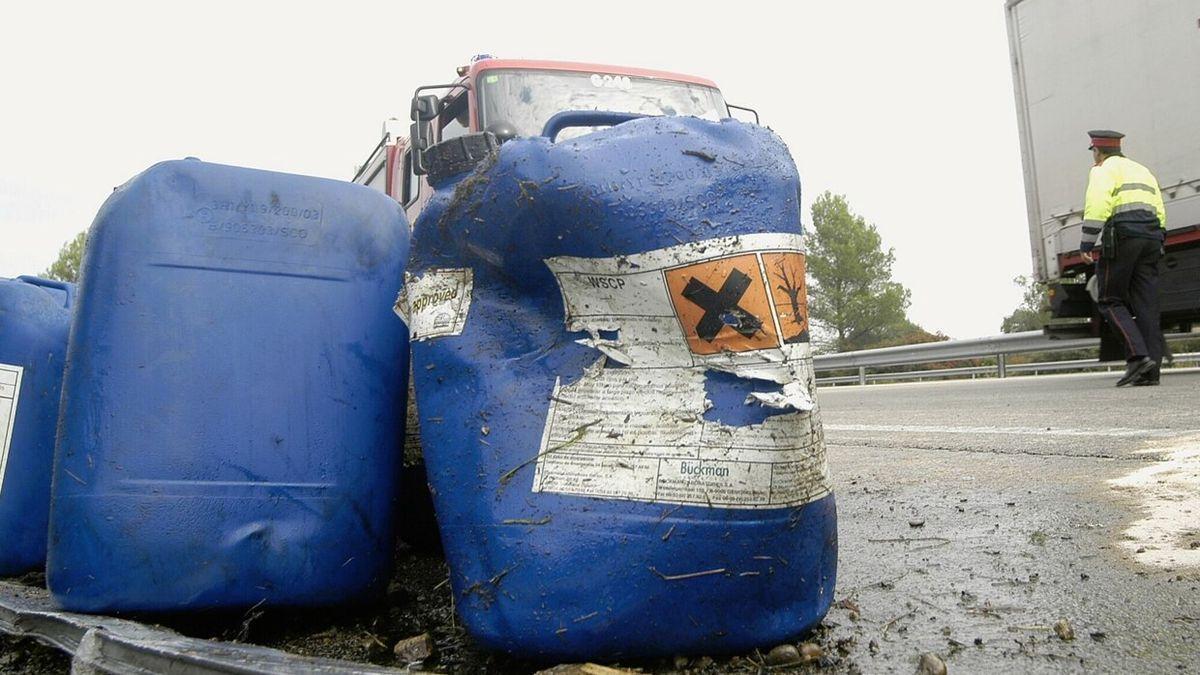 Bidones con productos químicos que trasportaba un camión accidentado.