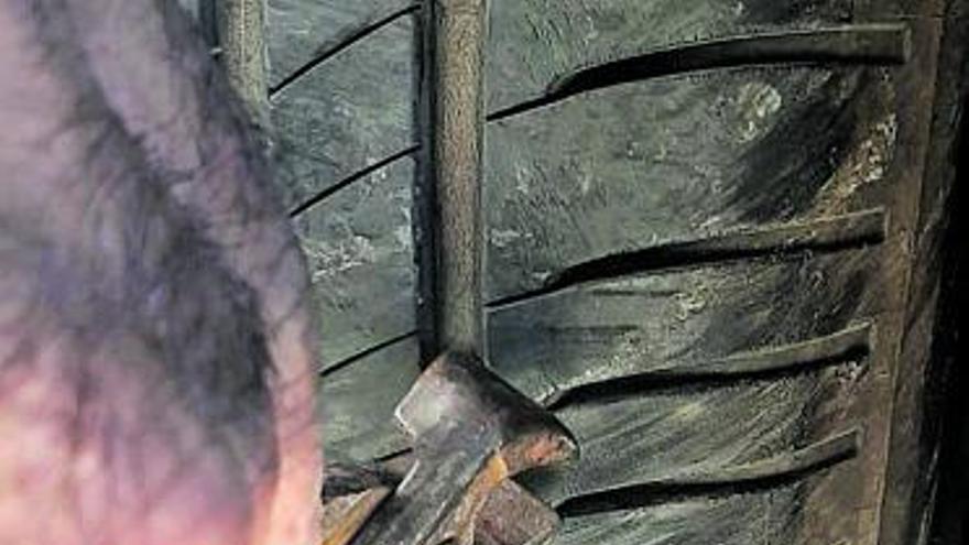 Los pinchazos de ruedas castigan de nuevo a vecinos de un barrio de Sagunt