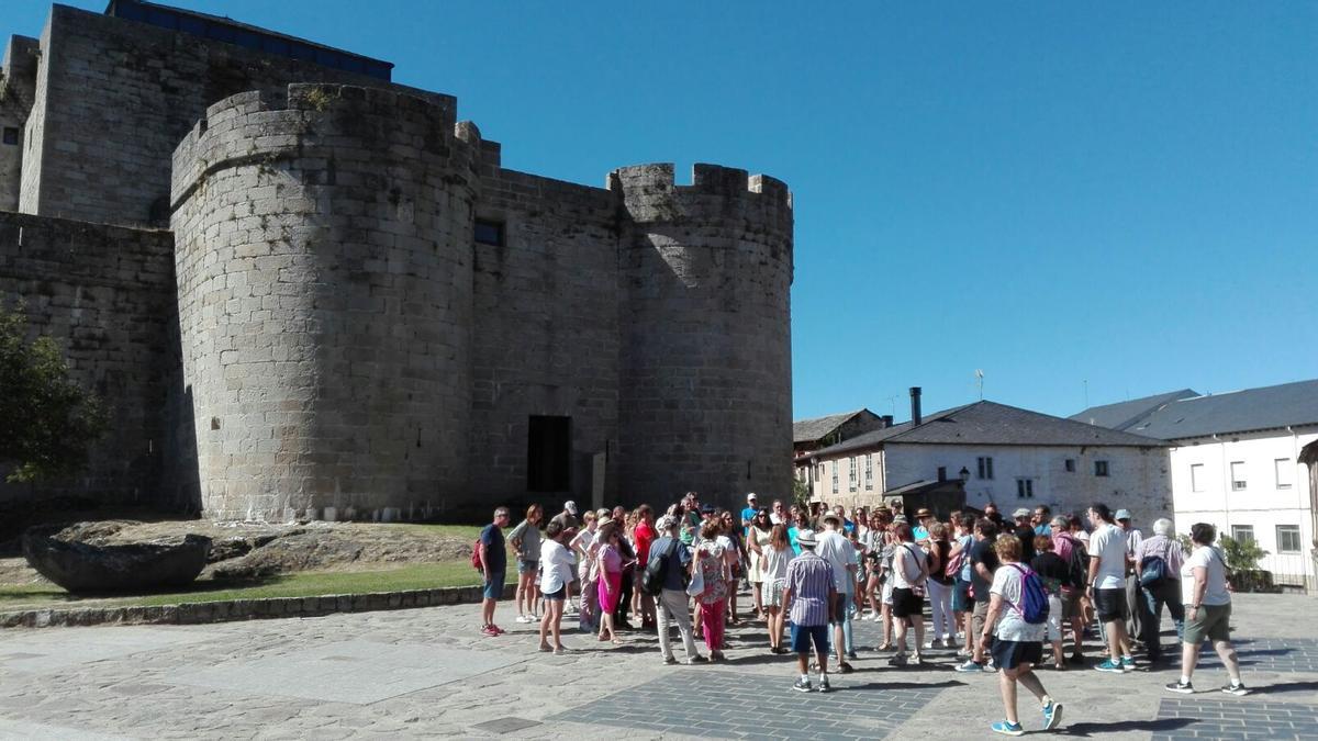 Turistas ante el Castillo de Puebla