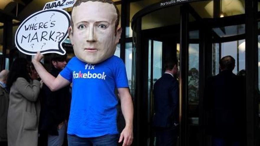 Crítiques a Zuckerberg per no assistir a una sessió sobre «fake news»