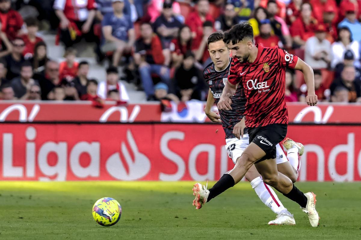 Morlanes controla un balón ante Ander Herrera en un partido del Mallorca.