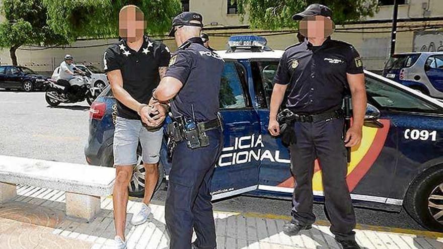 Uno de los detenidos, ayer al llegar al juzgado de Eivissa.