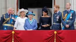 El príncipe Carlos, Camila, la reina Isabel II, Meghan Markle y los príncipes Enrique y Guillermo, en una imagen tomada el 10 de julio del 2018.