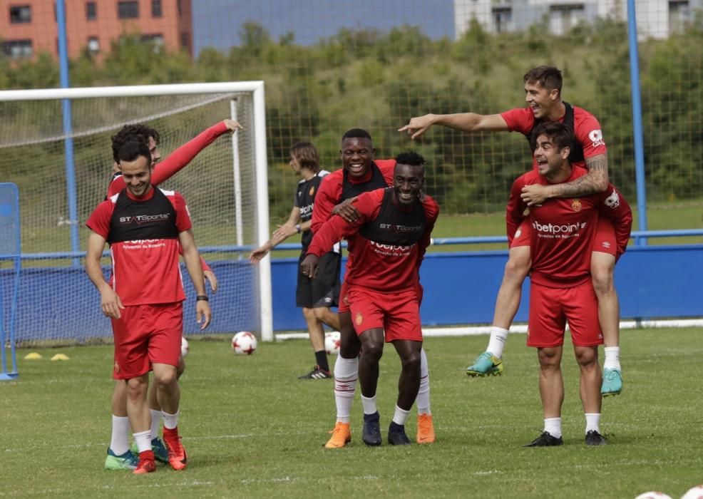 El Real Mallorca entrena en la ciudad deportiva del Alavés