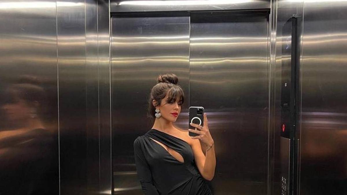 Violeta Manrgiñán, selfie 'de gala' en el ascensor