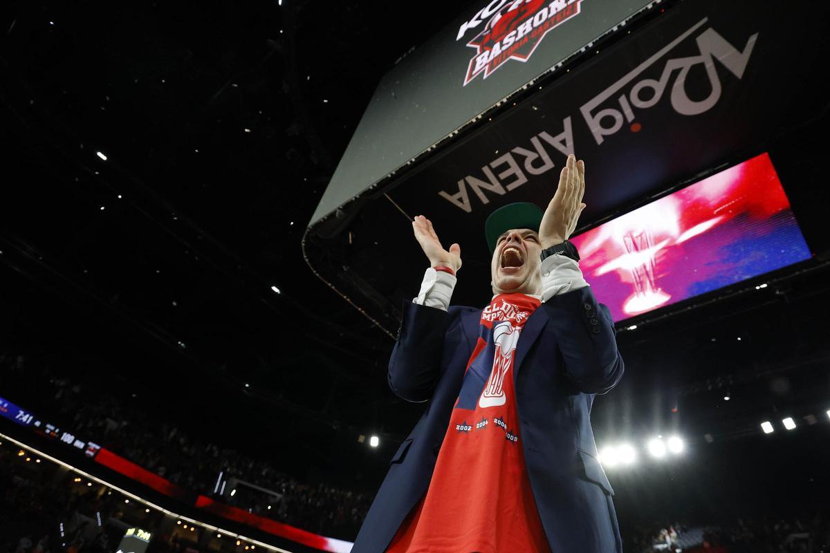 Paolo Galbiati, entrenador de Baskonia, celebra el triunfo en Copa en el Roig Arena