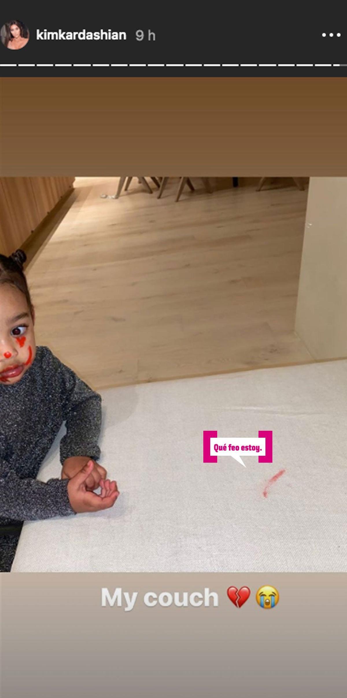 Kim Kardashian pone un emoji e¡de lloro por su sofá Kim Kardashian pone un emoji e¡de lloro por su sofá