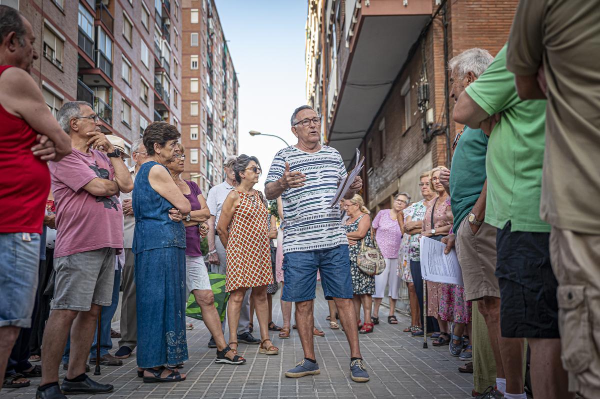 Residentes y vecinos cercanos de unas naves ocupadas en LHospitalet