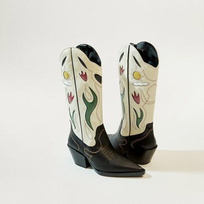 Botas 'cowboy' de piel con flores, de Mango