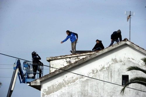 Apoyo a los afectados por el desalojo del ofimático entre un amplio despliegue policial