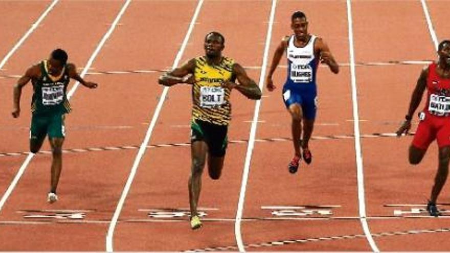 Usain Bolt celebrant la victòria davant els seus contrincants.