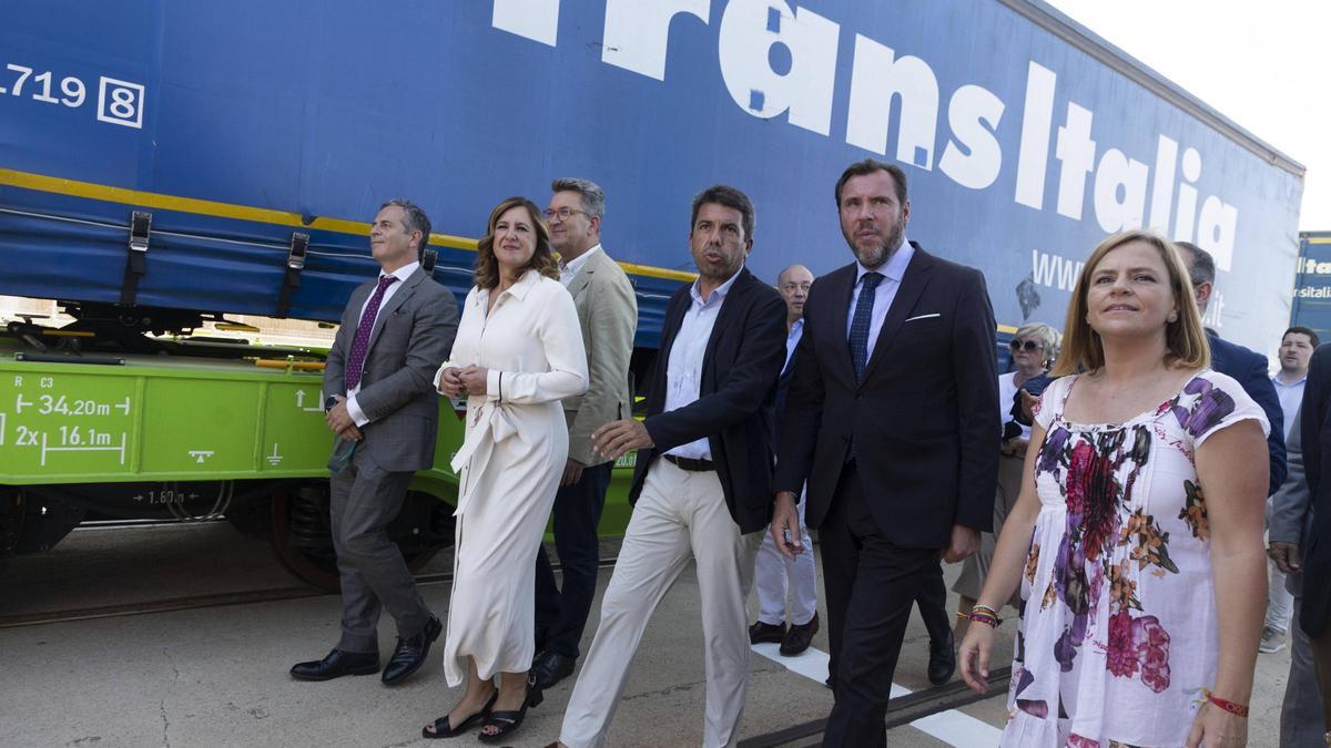 Las vías del tren atraviesan el Grao