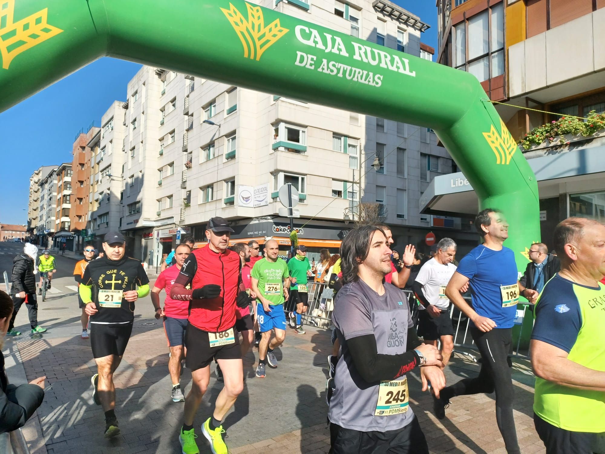 Todas las imágenes de la  XXXIII Media Maratón de Siero: así fue la gran prueba con salida en la Pola