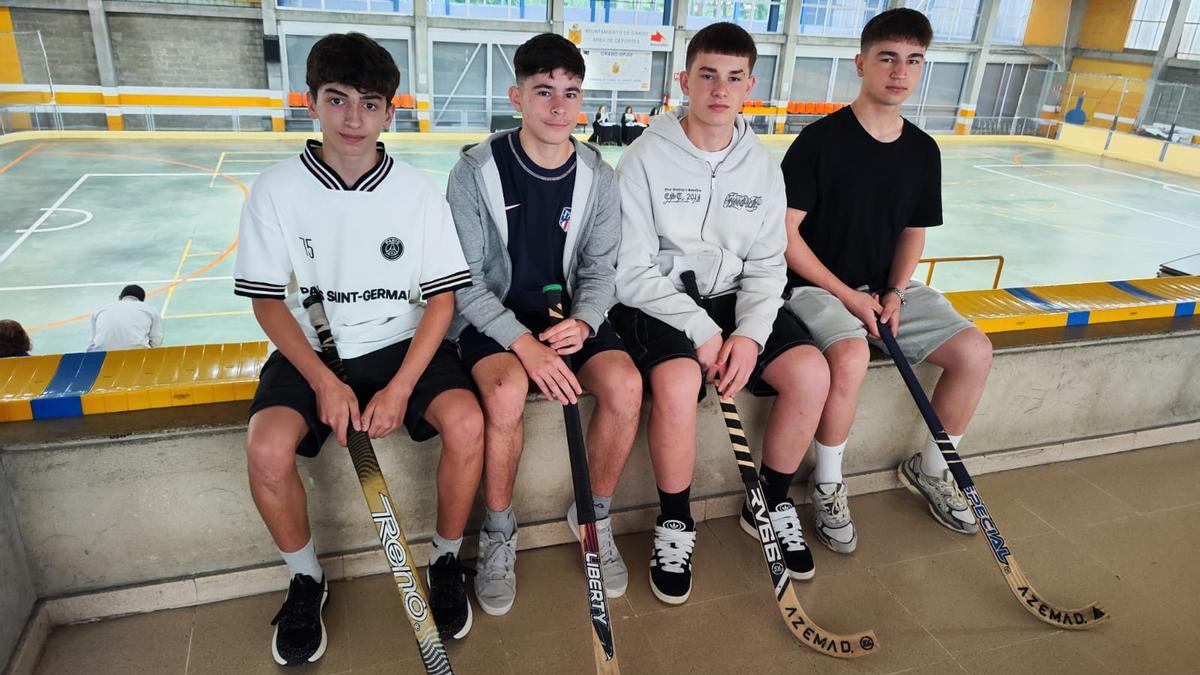 Por la izquierda, Álvaro Fernández, Sergio Álvarez, Pelayo Díaz y Jorge Cuervo, en el polideportivo municipal de Grado.